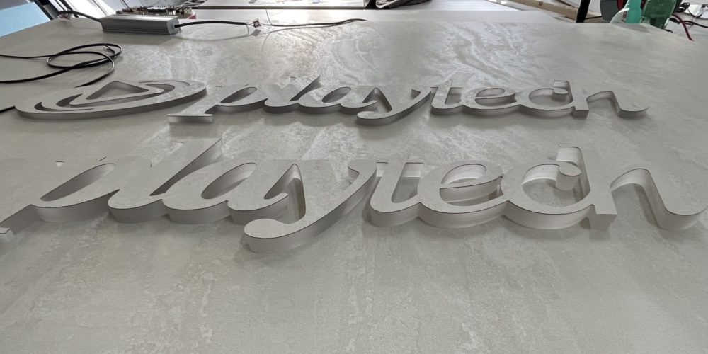 světelné frézovaná loga v laminu s dihou