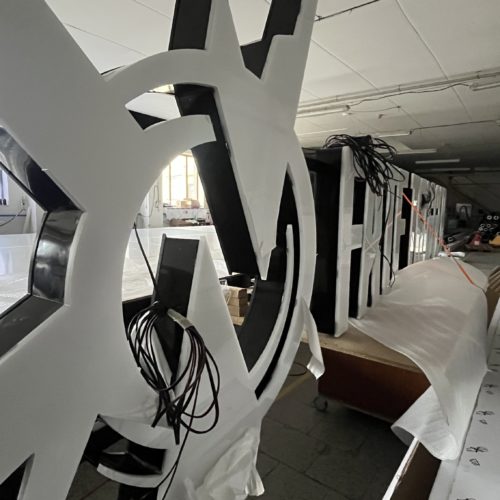 závěsná světelná loga