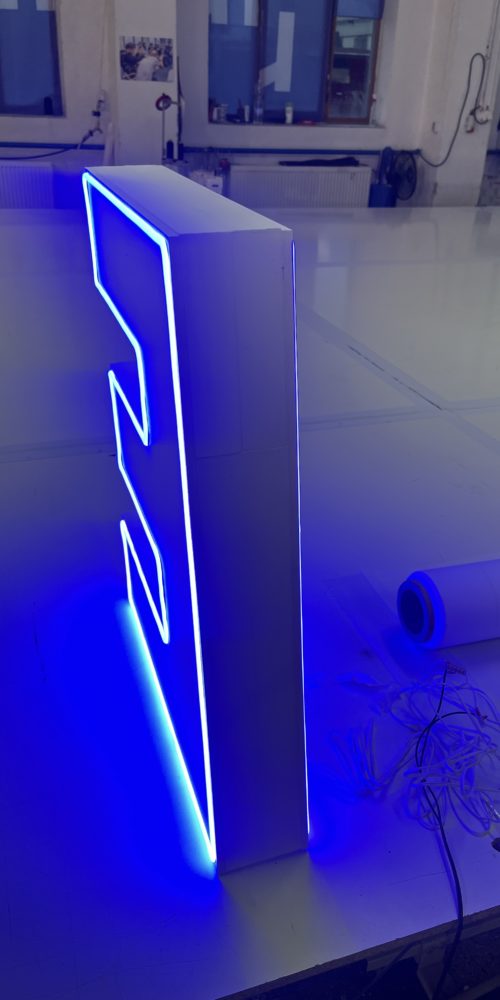 Neony obvodově na hraně písmen